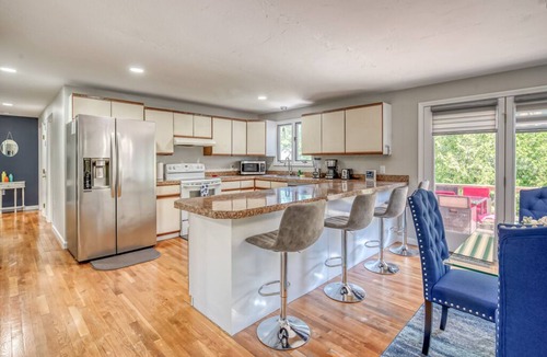 Oak Bluffs Apartment | Inca Gardens Apartment w Large Patio and Deck - Pets OK