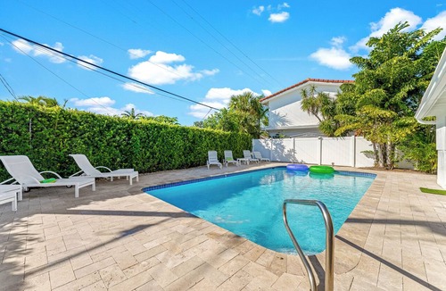 Lauderdale-by-the-Sea Apartment | Indulge in a comfortable and newly renovated studio that’s just a 2-3 minute walk to the beach!