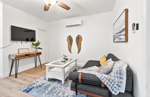 Coral Way Villa | Intimate Casita Mia minutes away from Airport, Calle 8, Brickell, Coral Gables, The beach and more!
