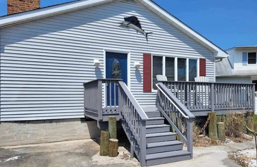 Caine Woods House | Inviting home near beaches with fast WiFi, AC, full kitchen & W/D - dog-friendly