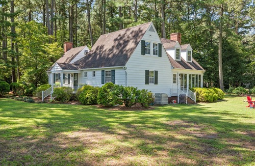 Tasley House | Inviting Waterfront Cottage on Cedar Creek
