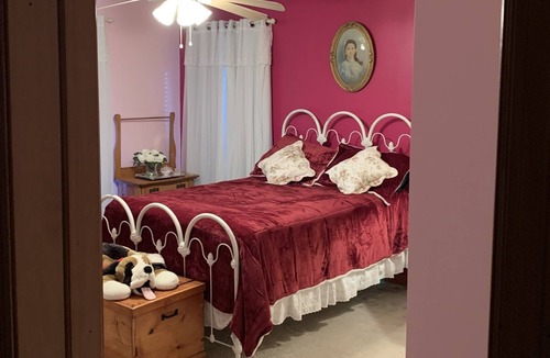 Milford Bed & Breakfast | Iona Inn 1st floor 2 guest rooms, shared full bath