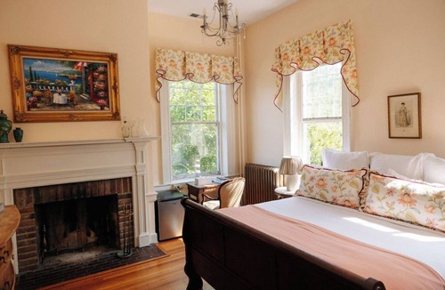 Fredericksburg Bed & Breakfast | Ironclad Inn & Bourbon Room