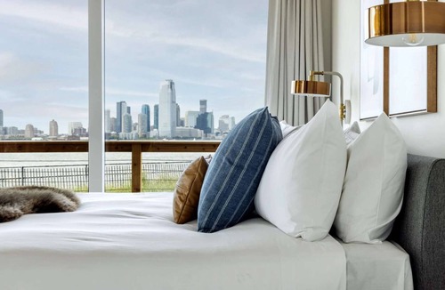 Manhattan Cabin | Island Glamping with Skyline and Lady Liberty View