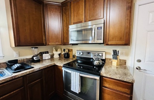 Issue House | It's A Beautiful Day Cottage, Pet Friendly and Walking Distance to the Beach