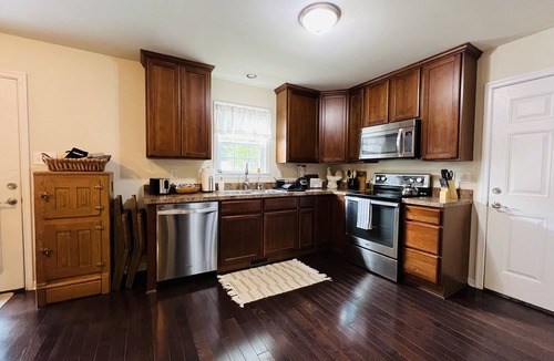 Issue House | It's A Beautiful Day Cottage, Pet Friendly and Walking Distance to the Beach