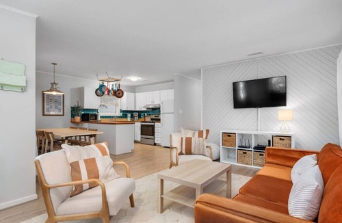 Colington Harbour House | It's Britney Beach! Pet Friendly Bungalow-Hot Tub!