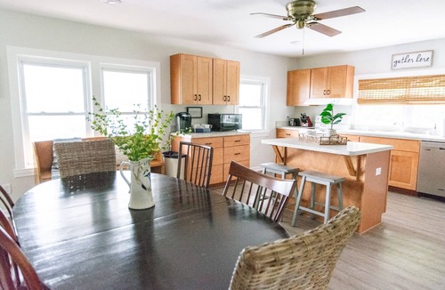 Stonehouse House | Ivy's Cottage w/Outdoor Movies Williamsburg Stay