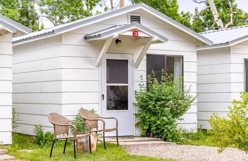 East Glacier Park Village House | Jacobson's Cottages Cabin #3