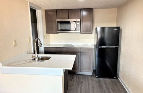 Newport News Hotel | James River Inn & Suites