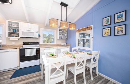 Deep Hole House | Jay's Retreat: Waterfront Dock, Kayaks, Bikes, EV Charger, Pet Friendly