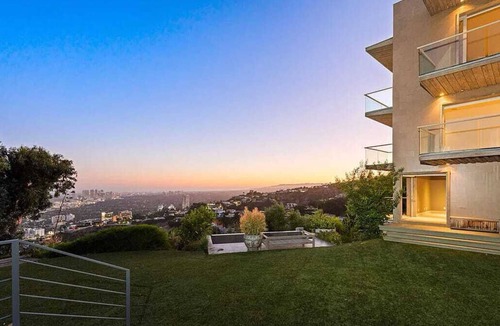 Hollywood Hills West House | Jetliner Views & Modern Elegance Above Sunset