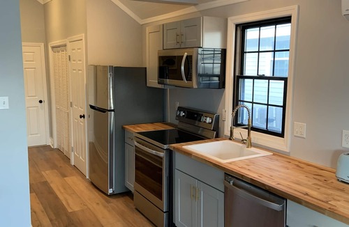 Goshen House | June 24,25,26 available!Beautiful Stone Harbor stunning sunsets. Close to beach