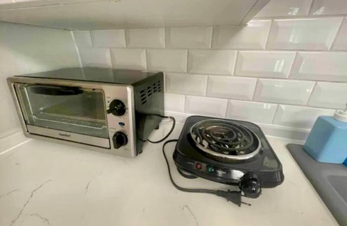 Riverside Park Condo | Jungle Fortress - Cozy Studio/Mins to Airport+Port
