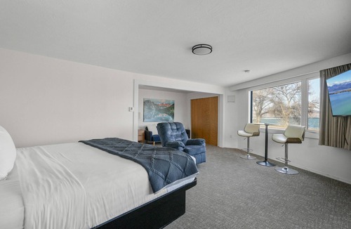 Polson Hotel | Junior Suite, 1 King Bed, Lake View
