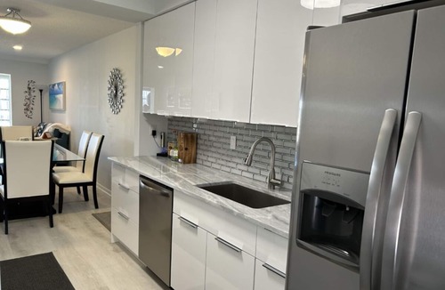 Jog Road Condo | JUST PACK YOUR SWIMSUITS! 12 min to Beach!Pool &hot tub! Beautiful,Updated Condo