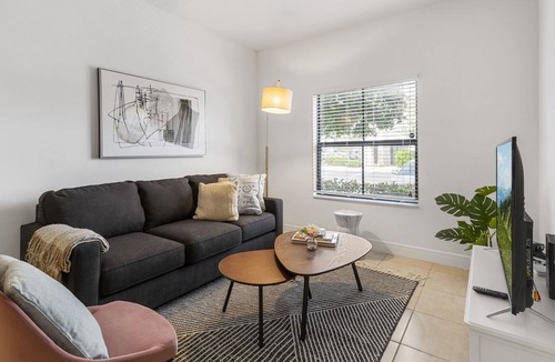 Davie Apartment | Kasa | Get Some Sun by the Pool with the Family | Fort Lauderdale