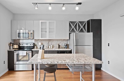 South Side Flats Apartment | Kasa | Walk to South Side Marina with the Family | Pittsburgh
