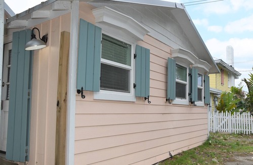 Northeast Virginia Beach Cottage | KEY WEST INSPIRED STUDIO W/VAULTED CIELINGS. SHORT WALK TO THE BEACH!