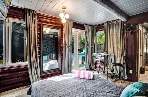 Wilton Manors Cottage | Kiki 3 - Men's Clothing optional Guest House