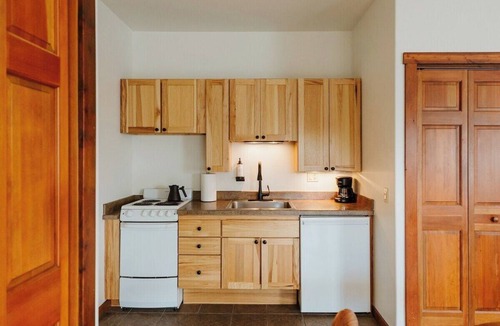 Kalispell Hotel | King Accessible Studio Suite with Full Kitchen and Washer/Dryer in the Heart of Kalispell, MT