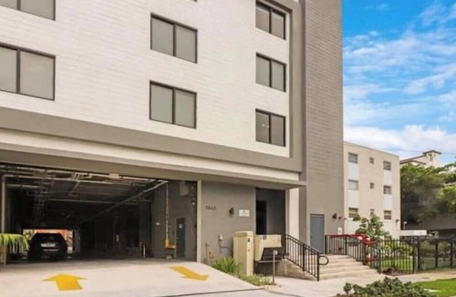 East Little Havana Apartment | King Bed 2B/2Ba Oasis minutes to Brickell 6 guests