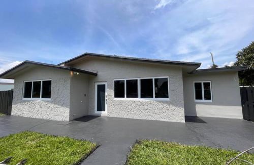 Miami Gardens House | King Bed 3 miles to Stadium
