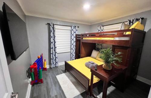 Miami Gardens House | King Bed 3 miles to Stadium
