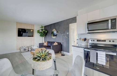 Imperial Point Apartment | King bed/Pool/15 min beach, airport & cruise Pt