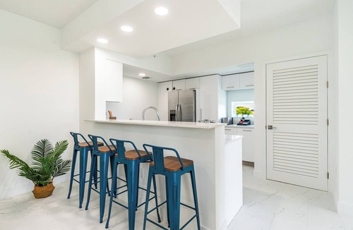 Downtown Hollywood Apartment | King Beds, Rooftop, Balcony, Gym, Pool