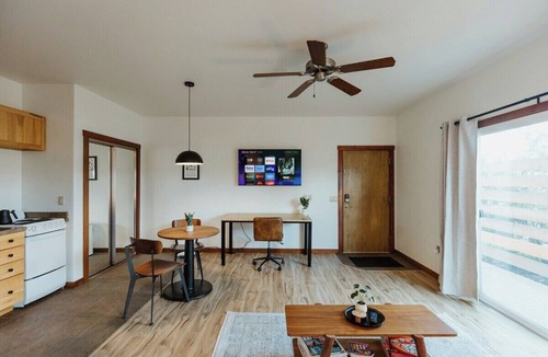 Kalispell Hotel | King Deluxe Studio Suite with Full Kitchen and Washer/Dryer in the Heart of Kalispell, MT