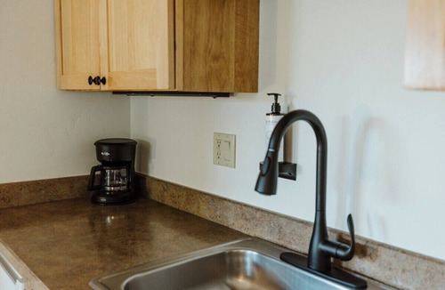 Kalispell Hotel | King Deluxe Studio Suite with Full Kitchen and Washer/Dryer in the Heart of Kalispell, MT