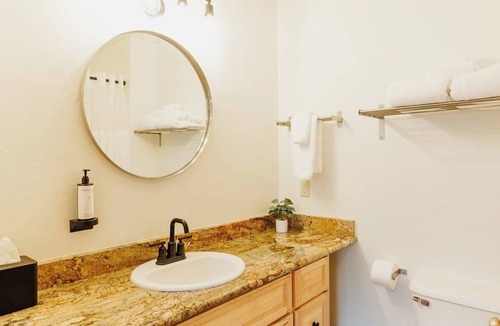 Kalispell Hotel | King Deluxe Studio Suite with Full Kitchen and Washer/Dryer in the Heart of Kalispell, MT