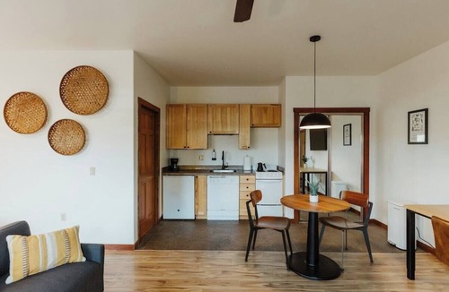 Kalispell Hotel | King Deluxe Studio Suite with Full Kitchen and Washer/Dryer in the Heart of Kalispell, MT
