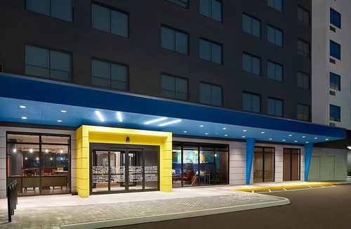 Dania Beach Hotel | King Room | Near Fort Lauderdale Beach & Airport
