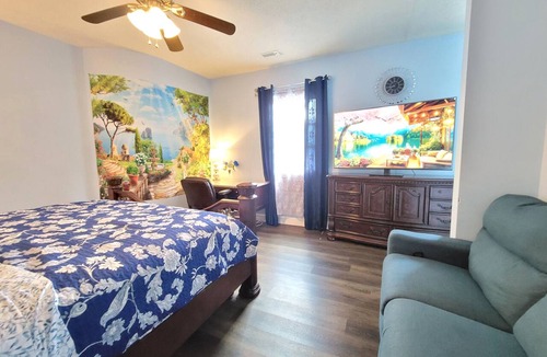 Hampton Hotel | King Sapphire Studio Suite, Kitchenette, 65" TV Private Bathroom Pets Welcome