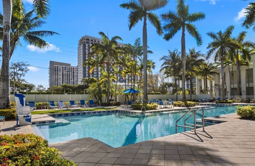Doral Apartment | King Studio Suite w/Kitchen & Jetted Tub + Spa