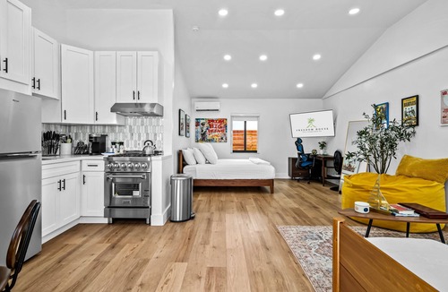 Flagler Village Apartment | King Suite in a Tropical Retreat Freedom House Fort Lauderdale FL Suite 5