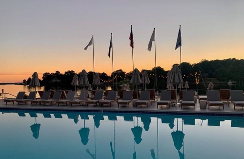 Irvington Hotel | King Suite w/Access to Seasonal Pool, Marina, Courtyard + Free Parking