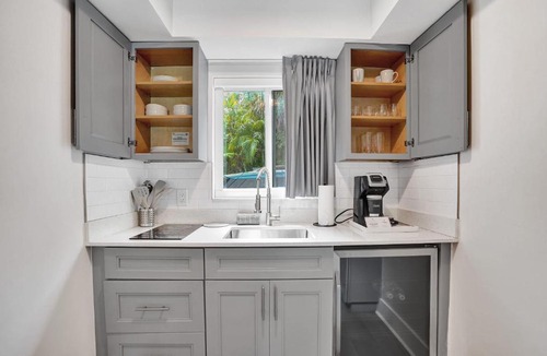 Galt Mile Hotel | King Suite with Kitchenette at Ocean Blvd Near the Beach
