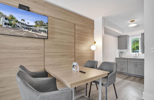 Galt Mile Hotel | King Suite with Kitchenette at Ocean Blvd Near the Beach