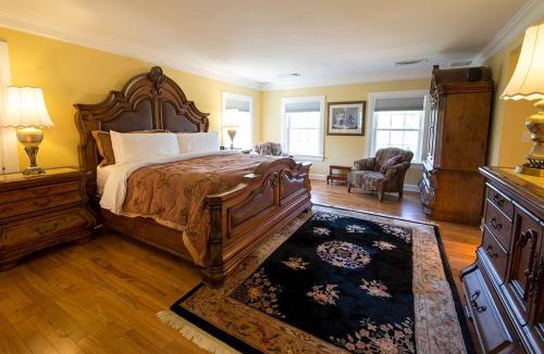 Upper Fairmount Hotel | Kingsbay Mansion & Vacation Houses