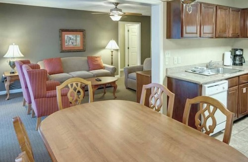 Williamsburg Resort | Kingsgate Resort 2 Bedroom w/POOL