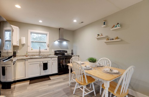 Sea Scape Apartment | Kitty Hawk Apartment w/Hot Tub - 1 Mi to Beach!