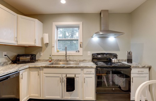 Sea Scape Apartment | Kitty Hawk Apartment w/Hot Tub - 1 Mi to Beach!