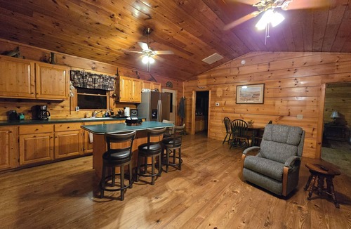Reva Cabin | Kovi Bear Cabin near Shenandoah NP, wineries & restauraunts with Wi-Fi