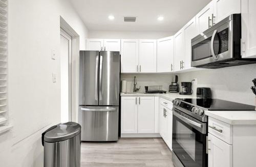 West Little River House | Koze 2 Bedroom Duplex Home with King & Queen Beds, Near Everything Trendy