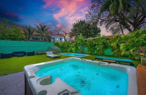 Allapattah House | La Casa Flora Private PoolHot tubSleeps 18
