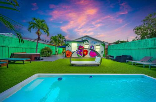 Allapattah House | La Casa Flora Private PoolHot tubSleeps 18