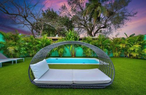 Allapattah House | La Casa Flora Private PoolHot tubSleeps 18